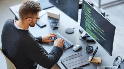 IT-Experte programmiert am Computer im Büro. 