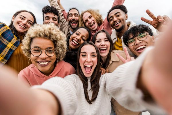  Multikulturelles Projektteam in Besprechung: steht für Zusammenarbeit und Perspektivenvielfalt im Projekt.