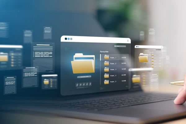 Digitale Dokumentenverwaltung auf Laptop mit Ordnerstruktur für effizientes Datenmanagement. 