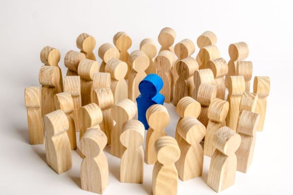 Symbolbild für Teamführung im Projektmanagement mit Fokus auf Kommunikation Motivation und Führungskompetenz