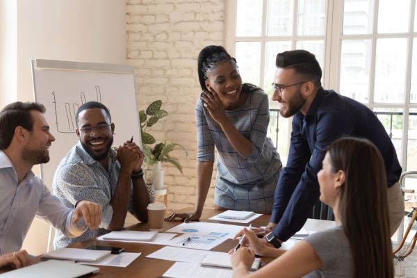 Team bei der Projektarbeit: dies verdeutlicht die Bedeutung guter Zusammenarbeit im sozialen Projektmanagement.