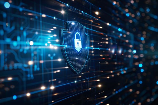 Cybersecurity im Unternehmen: Digitales Schutzschild mit Schloss-Symbol als Symbol für Datenschutz, IT-Sicherheit und Datensicherheit. 