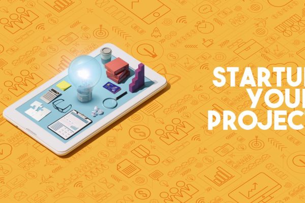 Visualisierung von Projektmanagement-Tools im Start-up-Kontext: Smartphone, Glühbirne und Symbole für digitale Planung. 