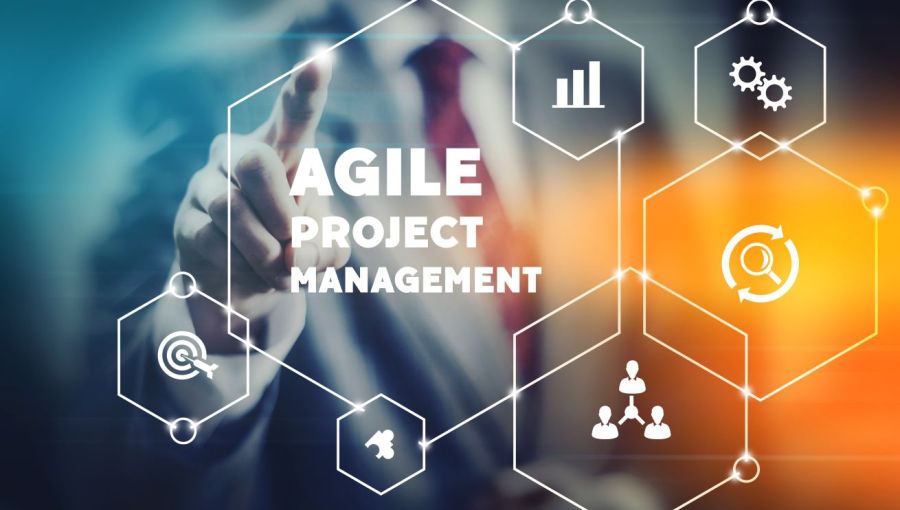 Business-Person zeigt auf Icons zu Teamarbeit, Fortschritt und kontinuierlicher Verbesserung.