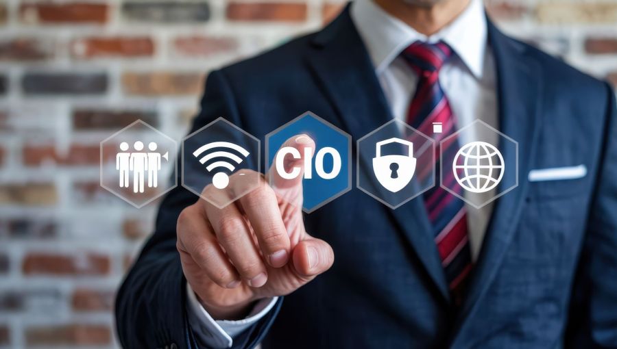 Geschäftsmann tippt auf ein digitales CIO-Symbol: Konzept für Chief Information Officer, IT-Strategie, Datensicherheit und digitale Transformation. 