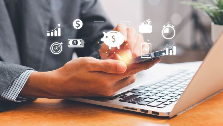 Businessmann nutzt Smartphone zur Finanzplanung: Symbole für Budget, Kosten und Sparziele. 