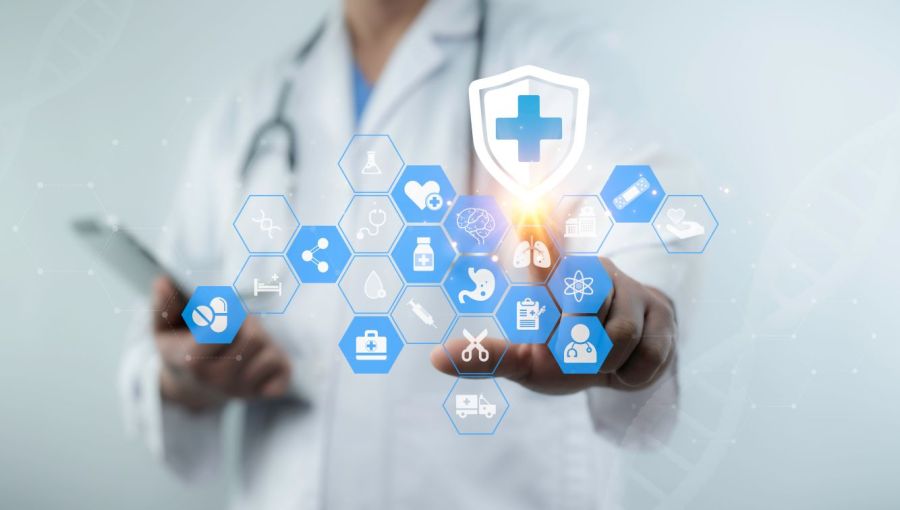 Arzt oder Ärztin tippt auf digitale medizinische Symbole; Darstellung von Gesundheitsdaten, Diagnostik und modernem Healthcare-Management.