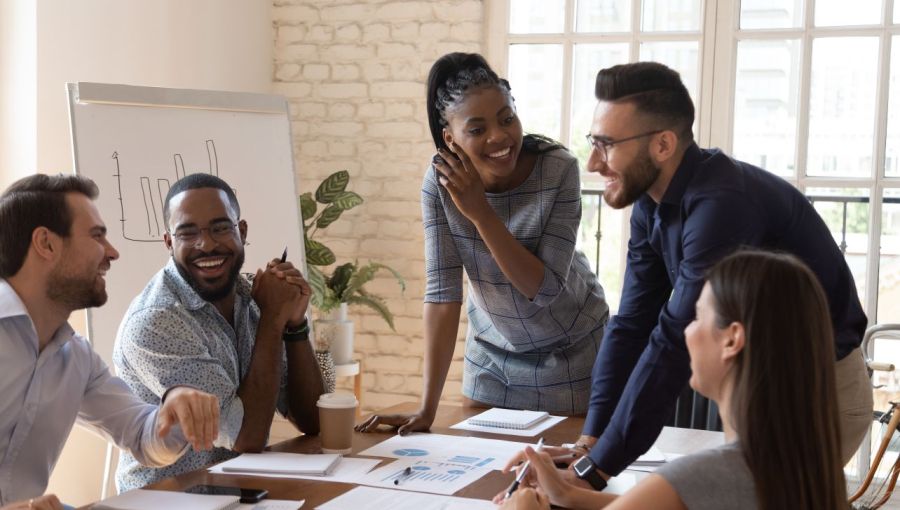 Team bei der Projektarbeit: dies verdeutlicht die Bedeutung guter Zusammenarbeit im sozialen Projektmanagement.