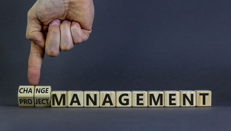 Holzwürfel mit dem Begriff „Projektleiter“ als Symbol für Führung, Veränderung und Management im Projektkontext 