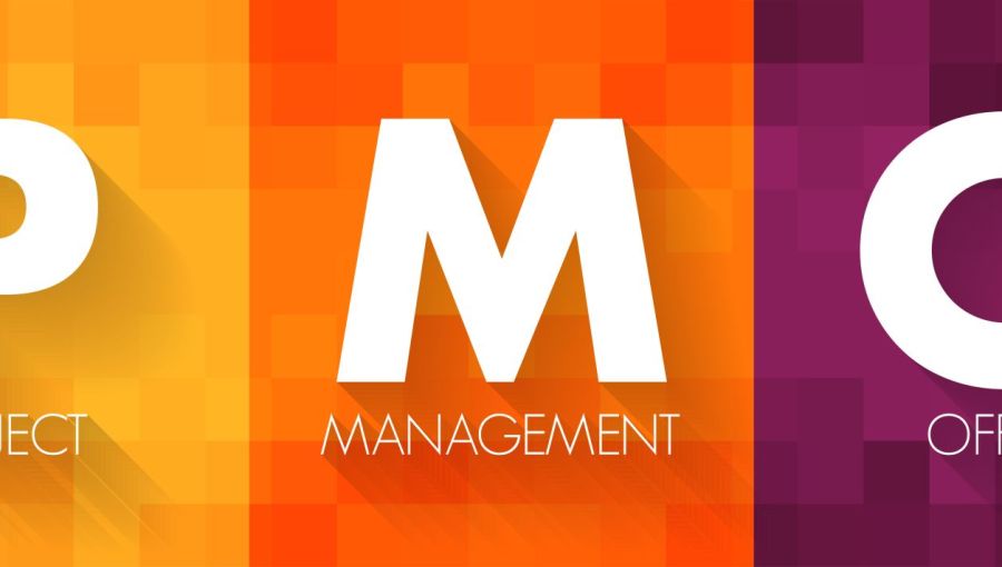 Illustration mit den Buchstaben P M O als Abkürzung für Project Management Office auf buntem Hintergrund. 