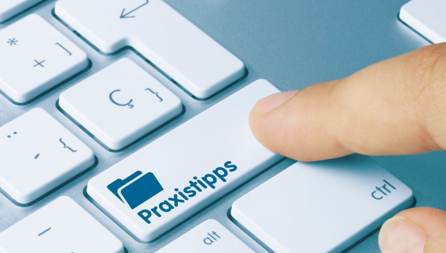 Praxistipps-Taste mit Ordner-Symbol auf weißer Tastatur: visuelle Metapher für effiziente Methoden im Projektmanagement. 