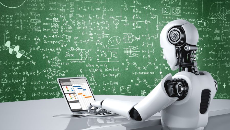 Humanoider Roboter arbeitet am Laptop vor einer Tafel mit komplexen Formeln: Symbolbild für KI im Projektmanagement.