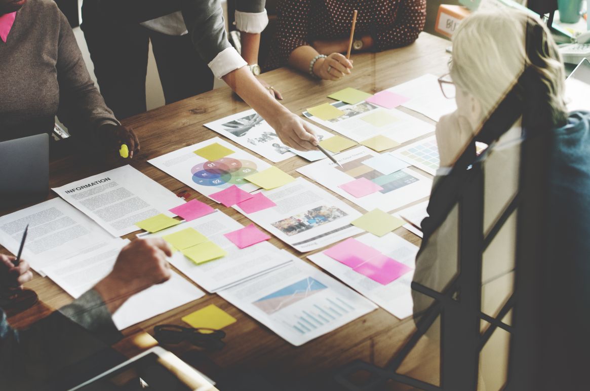 Team bei der Projektplanung im Büro mit Fokus auf Zielsetzung Zeitplan und Ressourcenzuordnung.