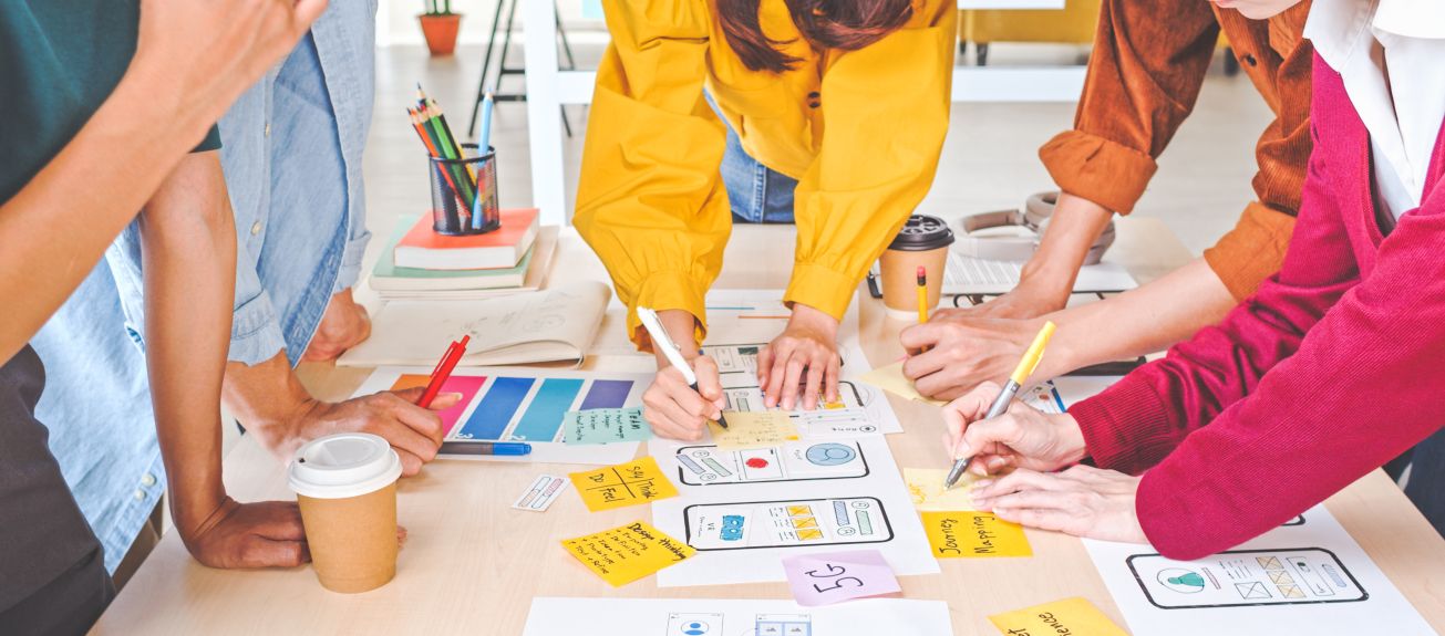 Junges Team in kreativem Meeting: zeigt die Anwendung der Walt-Disney-Methode zur Ideenfindung im Projekt.